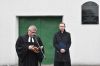 Pastor modli się pod tablicą